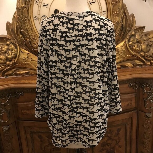 HORSE Theme knit top.  Size Medium.  Brand?  1/4 Button Down.  Back Yoke.  B22 - Picture 4 of 6